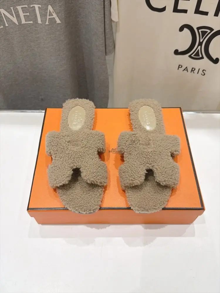 Hermes — Шлепанцы меховые женские