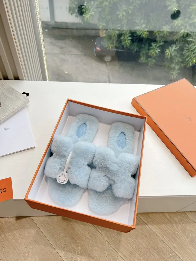 Hermes — Шлепанцы меховые женские