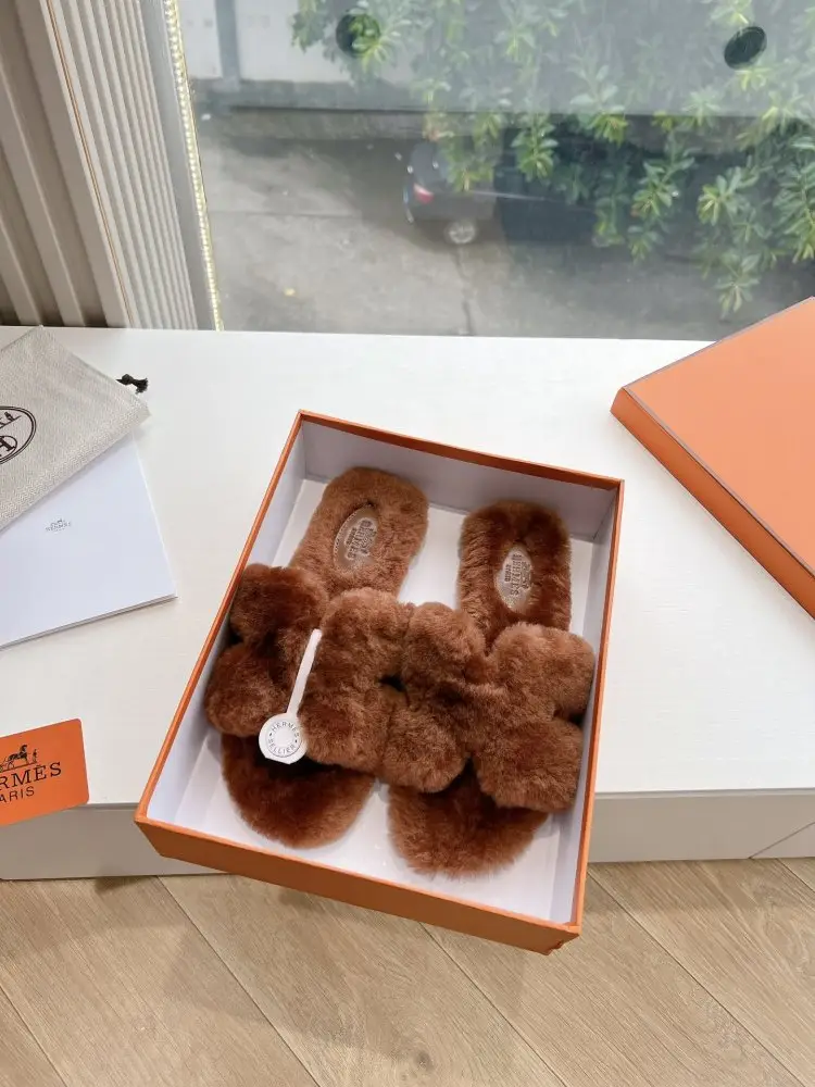 Hermes — Шлепанцы меховые женские