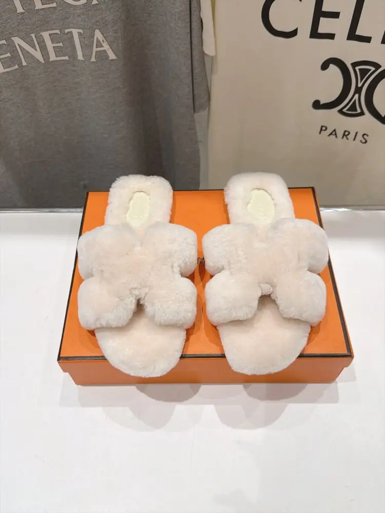 Hermes — Шлепанцы меховые женские