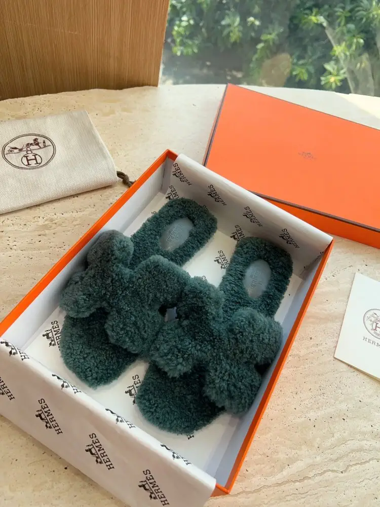 Hermes — Шлепанцы меховые женские
