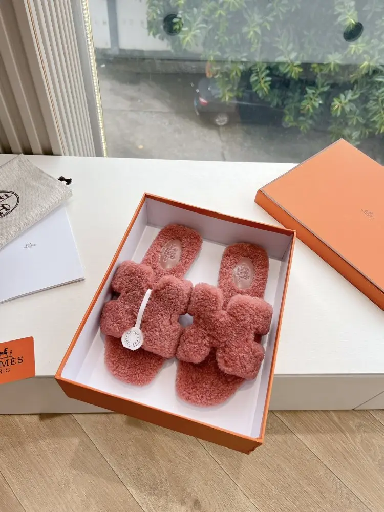 Hermes — Шлепанцы меховые женские