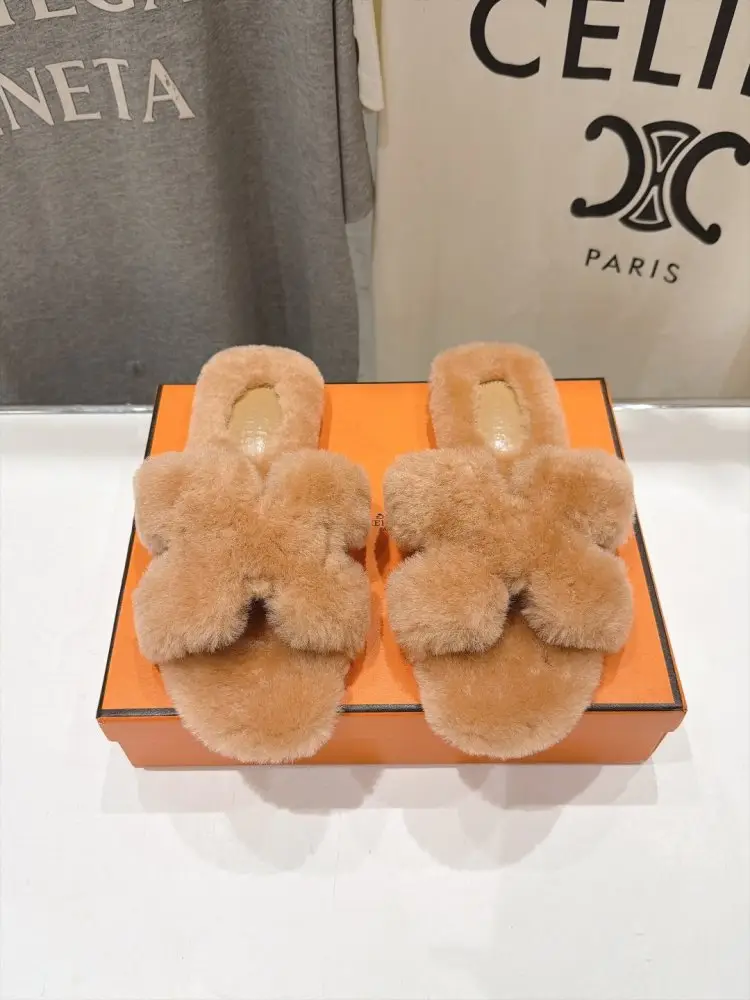 Hermes — Шлепанцы меховые женские