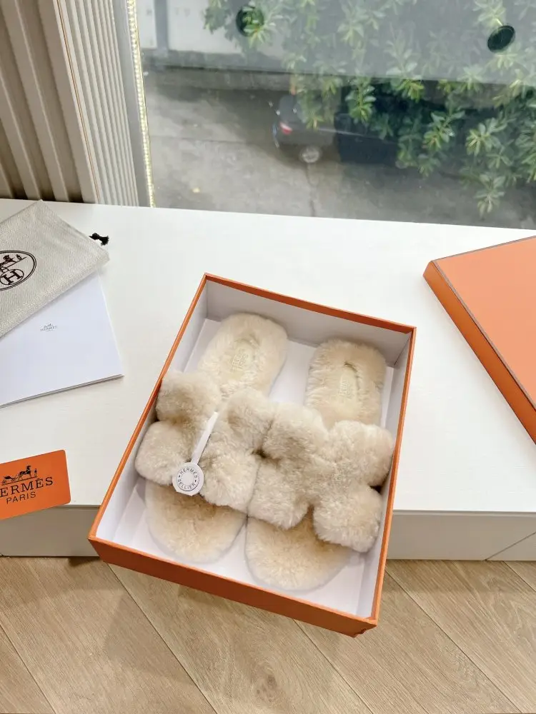 Hermes — Шлепанцы меховые женские