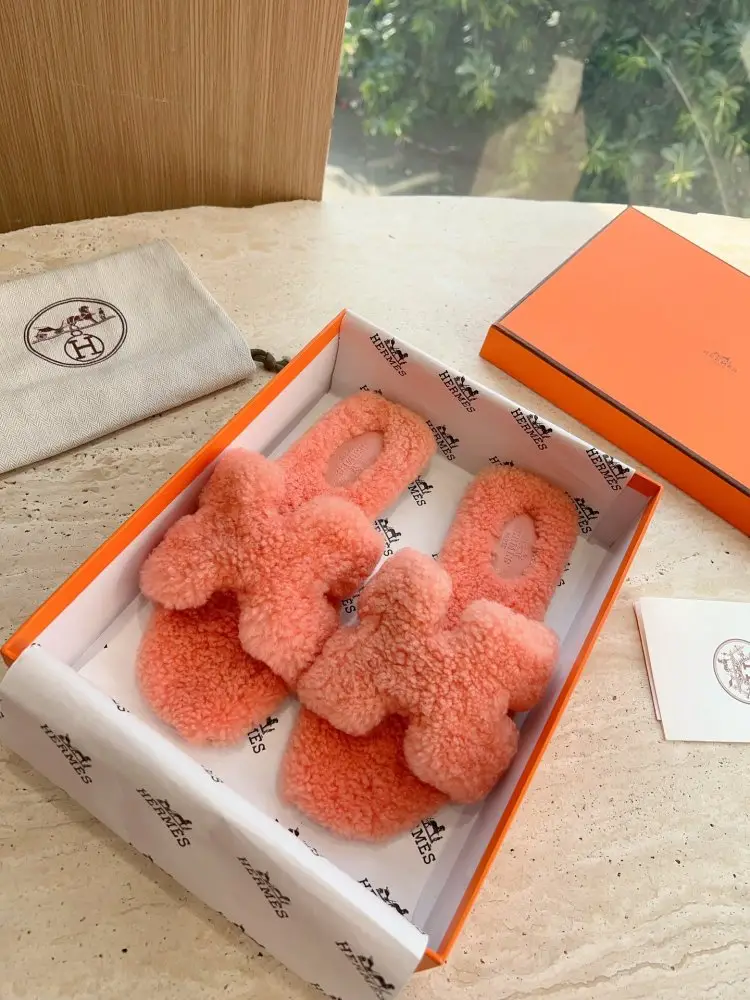 Hermes — Шлепанцы меховые женские
