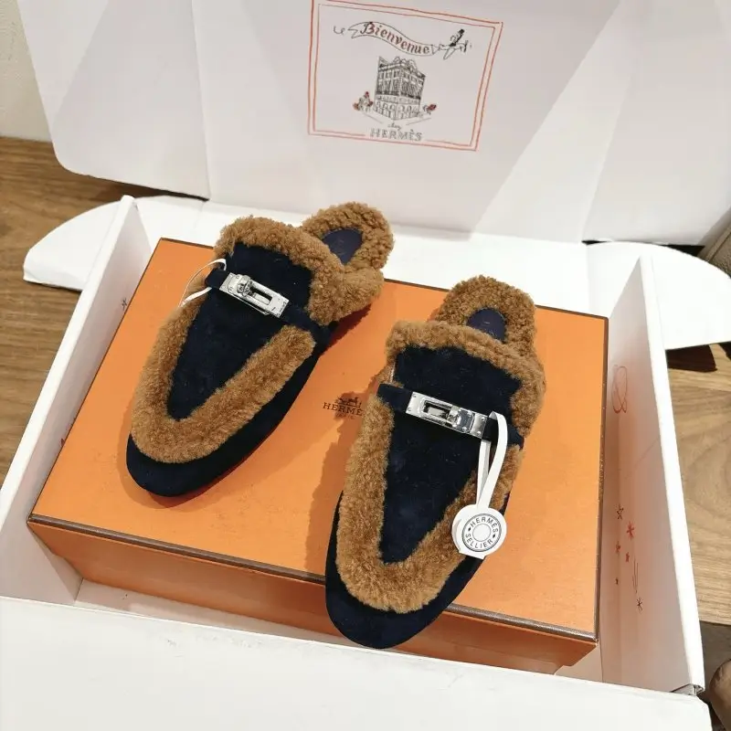 Hermes — Замшеві мюли з обробкою з овчини і пряжкою Kelly