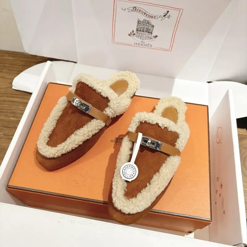 Hermes — Замшеві мюли з обробкою з овчини і пряжкою Kelly