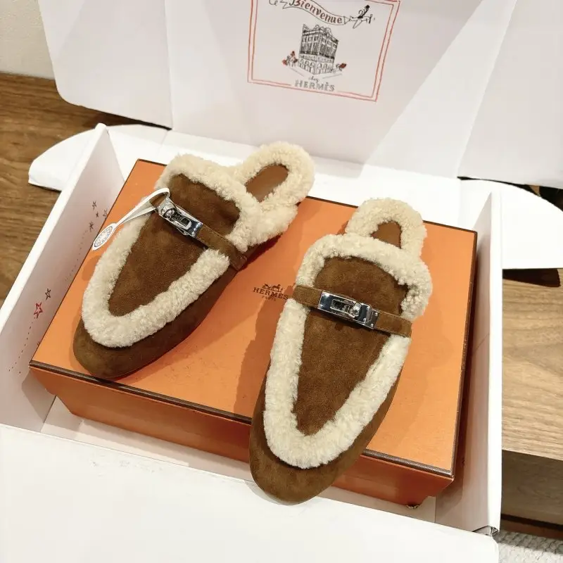 Hermes — Замшеві мюли з обробкою з овчини і пряжкою Kelly