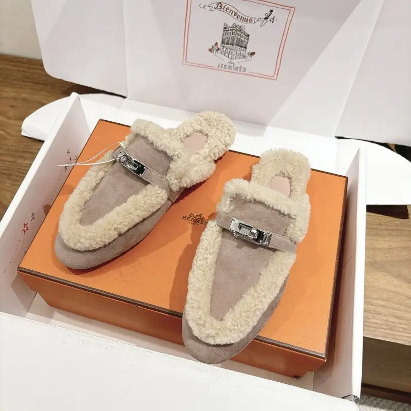 Hermes — Замшеві мюли з обробкою з овчини і пряжкою Kelly