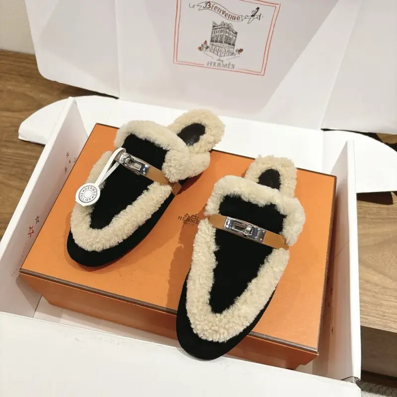 Hermes — Замшеві мюли з обробкою з овчини і пряжкою Kelly