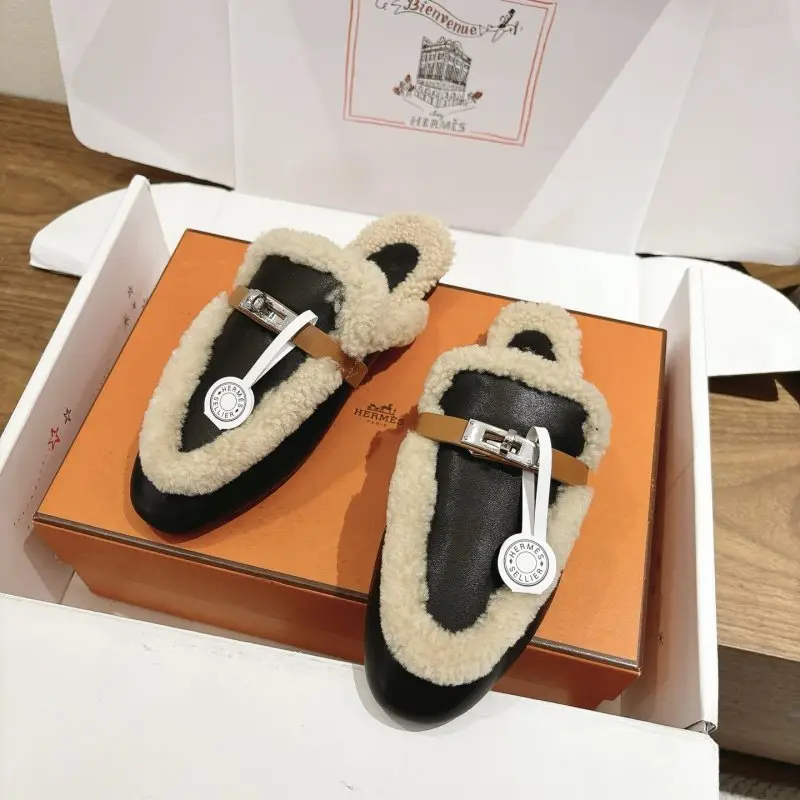 Hermes — Замшеві мюли з обробкою з овчини і пряжкою Kelly