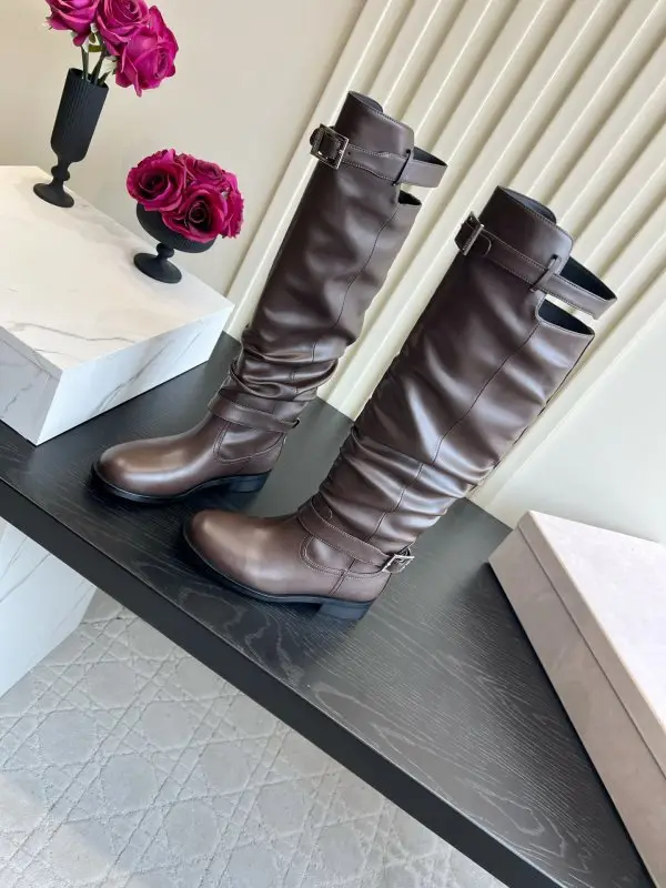 Jimmy Choo Кожаные высокие сапоги с плиссировкой и свободным голенищем — Фото 2