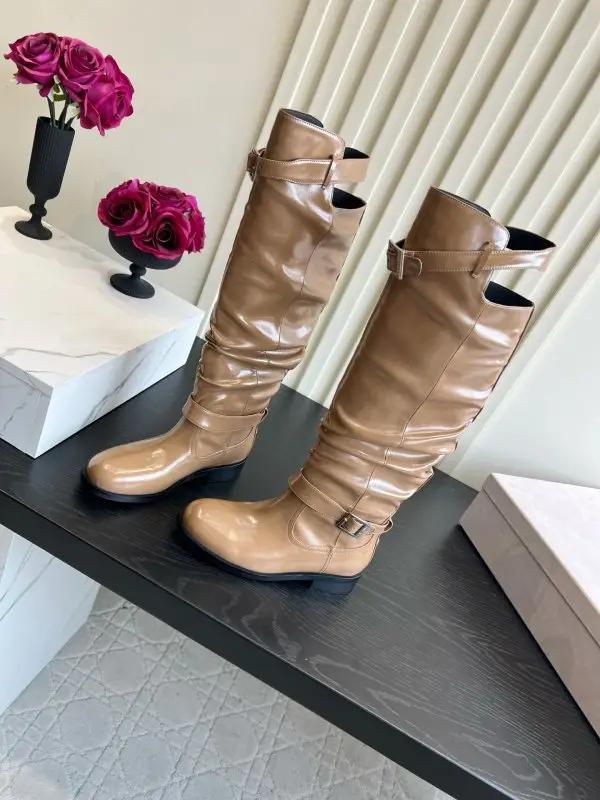 Jimmy Choo Кожаные высокие сапоги с плиссировкой и свободным голенищем — Фото 2