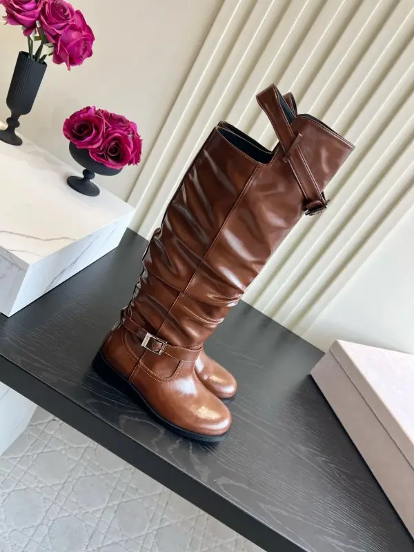 Jimmy Choo Leather high boots from плиссировкой and free shafted — Photo 3