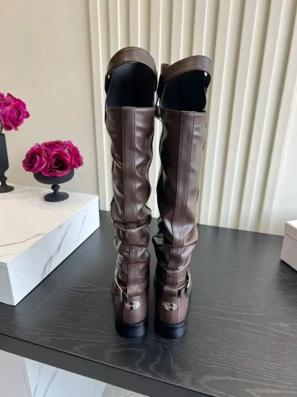 Jimmy Choo Кожаные высокие сапоги с плиссировкой и свободным голенищем — Фото 4
