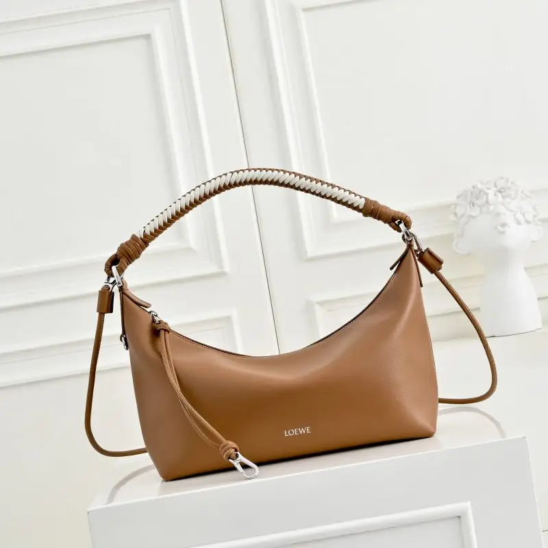Loewe — Сумка Cala шкіряна 27 см