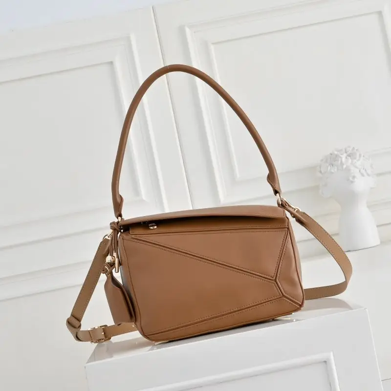 Loewe — Сумка Puzzle 24 см шкіряна з довгими ручками