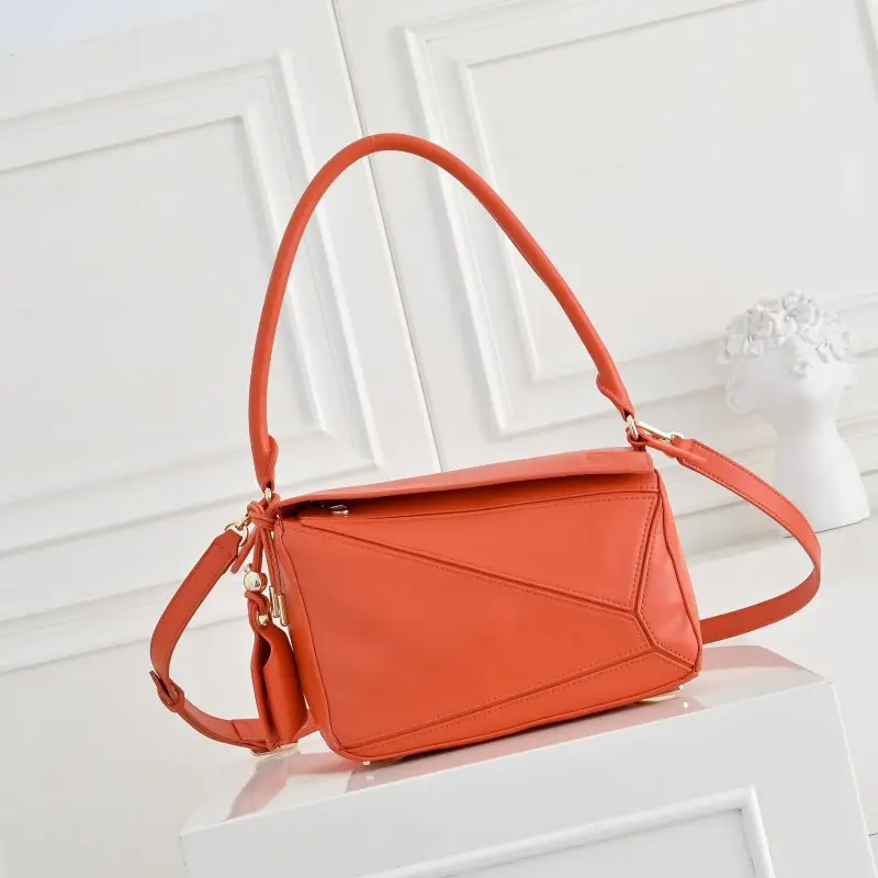 Loewe — Сумка Puzzle 24 см шкіряна з довгими ручками