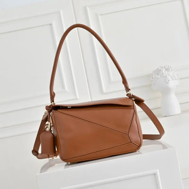 Loewe — Сумка Puzzle 24 см шкіряна з довгими ручками