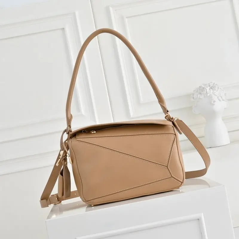 Loewe — Сумка Puzzle 24 см шкіряна з довгими ручками