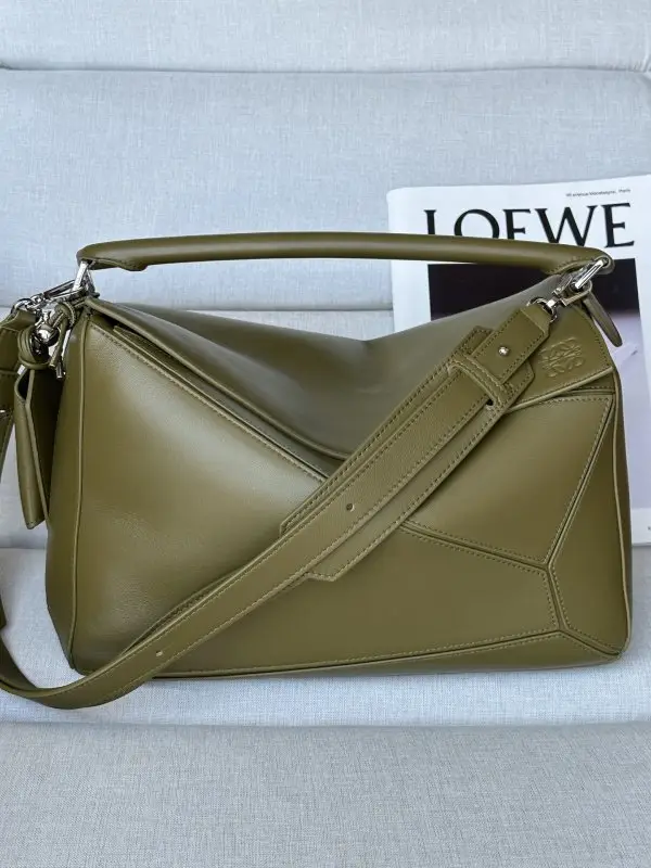 Loewe — Сумка Puzzle 33 см з шкіри ягняти