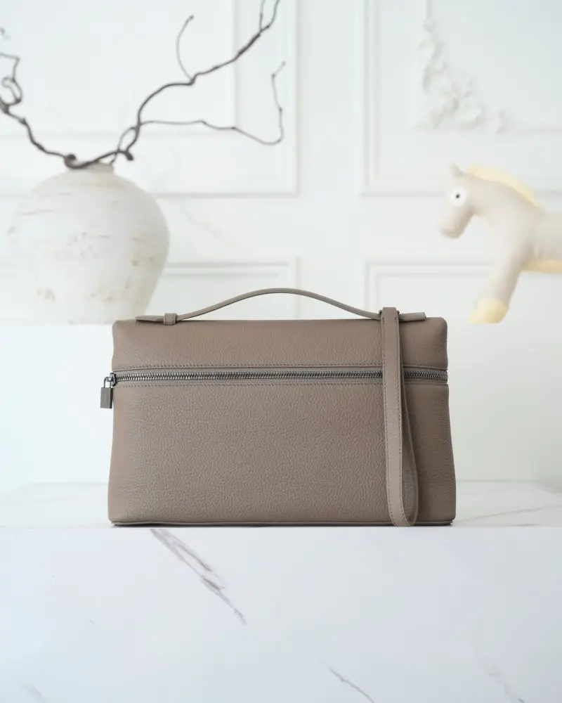 Loro Piana — Сумка женская Extra Pouch L29
