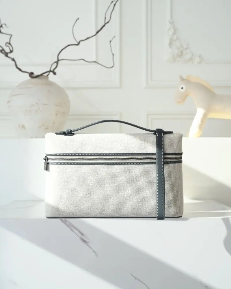 Loro Piana — Сумка женская Extra Pouch L29