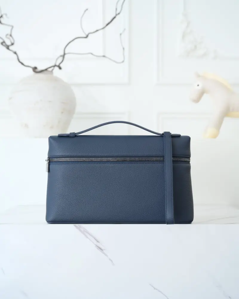 Loro Piana — Сумка женская Extra Pouch L29