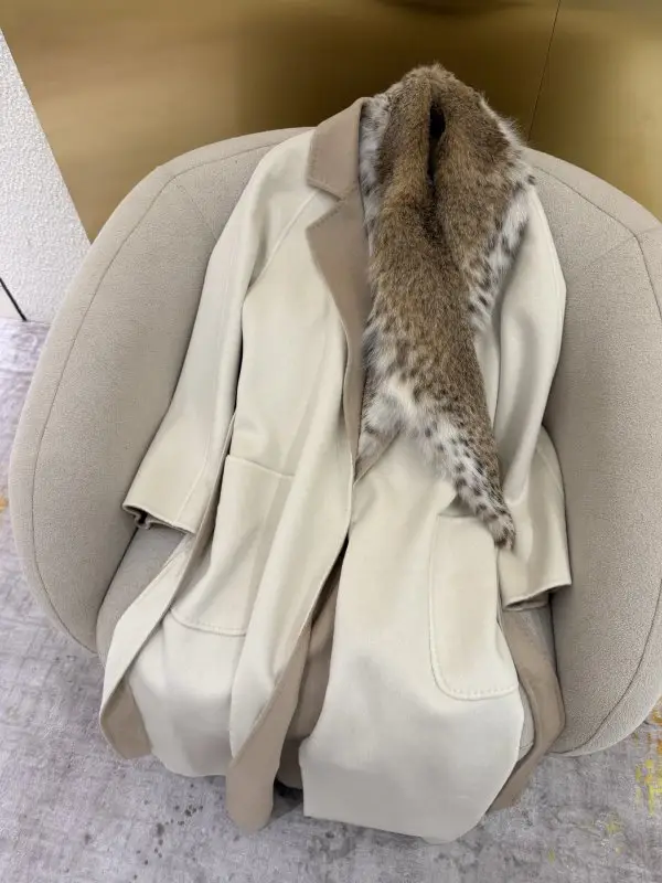 Loro Piana Cashmere coat women's from fur Canadian lynx — Photo 2