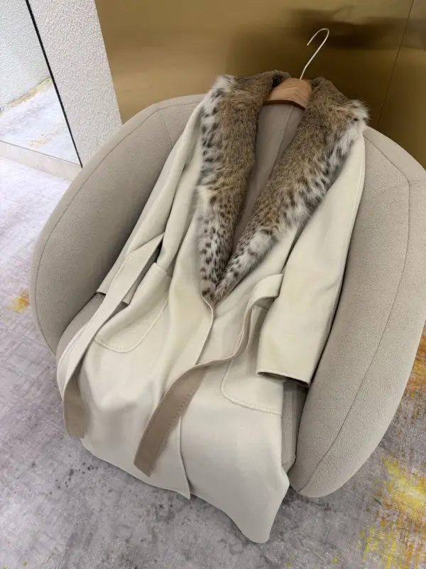 Loro Piana Cashmere coat women's from fur Canadian lynx — Photo 3