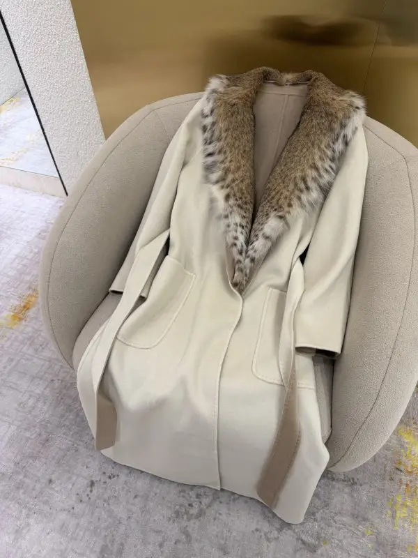 Loro Piana Cashmere coat women's from fur Canadian lynx — Photo 5