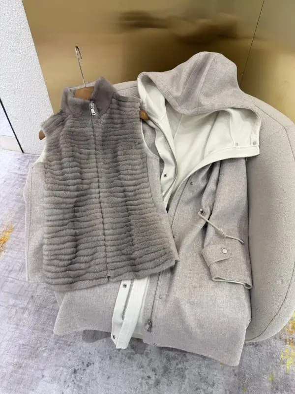 Loro Piana Cashmere coat women's from fur mink — Photo 2