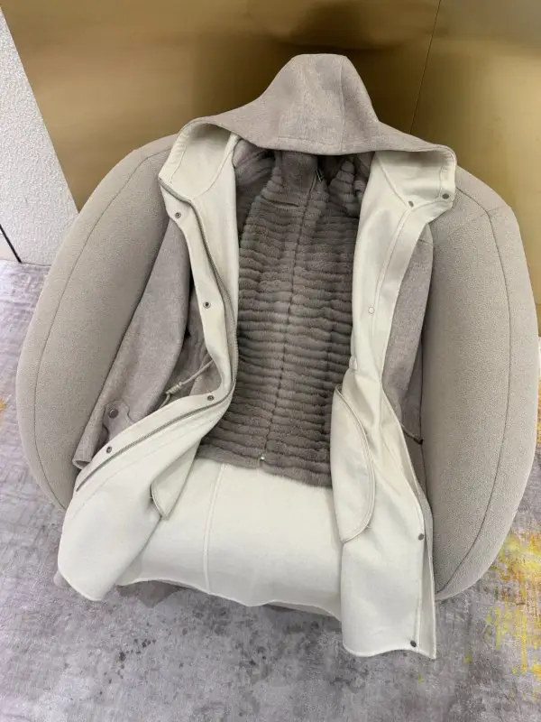 Loro Piana Cashmere coat women's from fur mink — Photo 3