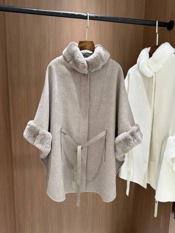 Loro Piana — Кашемировое женское пальто с воротником из кроличьего меха