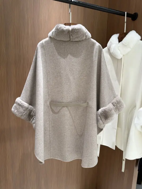 Loro Piana Кашемірове жіноче пальто з коміром з кролячого хутра — Фото 4