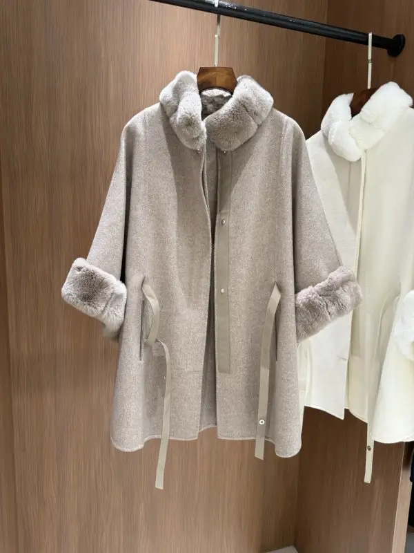 Loro Piana Кашемірове жіноче пальто з коміром з кролячого хутра — Фото 5