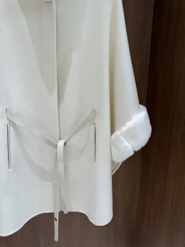 Loro Piana Кашемірове жіноче пальто з коміром з кролячого хутра — Фото 5