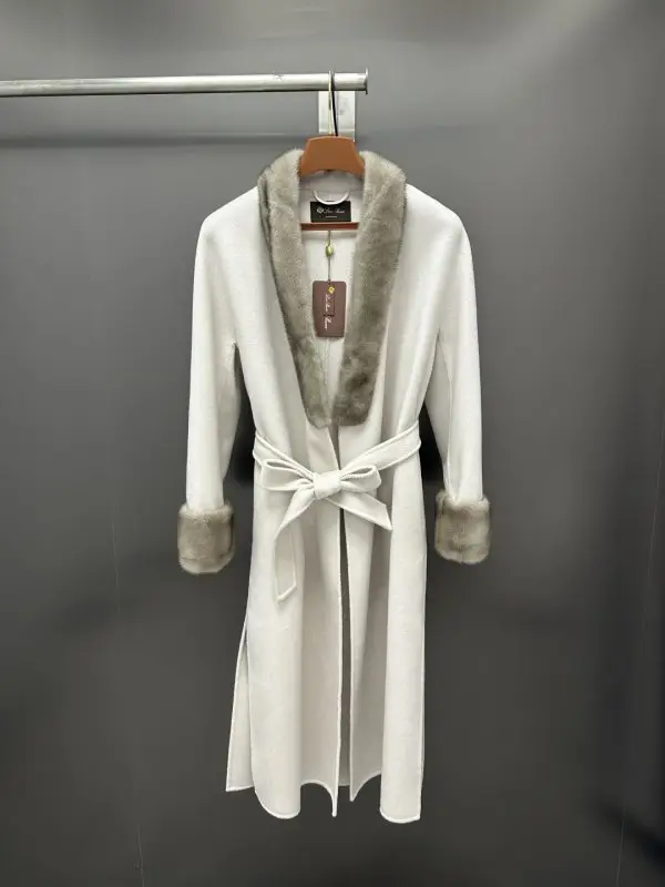 Loro Piana Cashmere women's coat from норковым fur — Photo 1