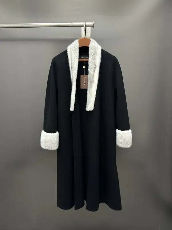 Loro Piana Cashmere women's coat from норковым fur — Photo 2