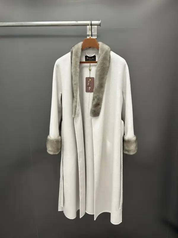 Loro Piana Cashmere women's coat from норковым fur — Photo 2