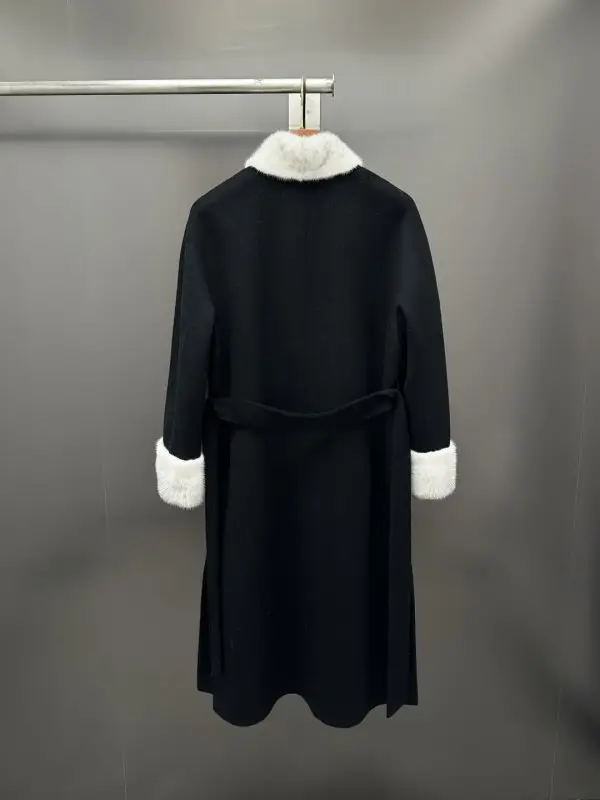Loro Piana Cashmere women's coat from норковым fur — Photo 3