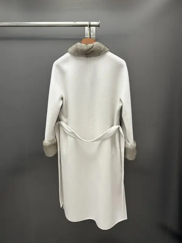 Loro Piana Cashmere women's coat from норковым fur — Photo 3