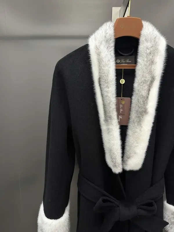 Loro Piana Cashmere women's coat from норковым fur — Photo 4