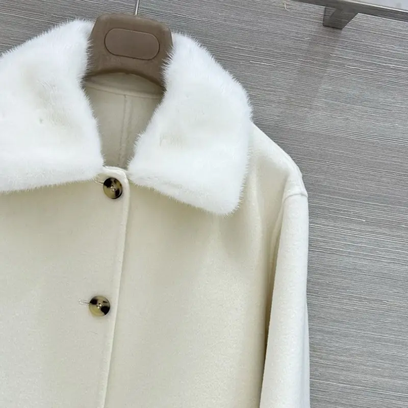 Loro Piana Cashmere women's coat from норковым fur — Photo 4