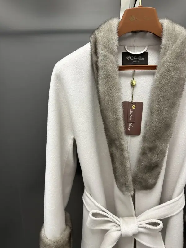 Loro Piana Cashmere women's coat from норковым fur — Photo 4