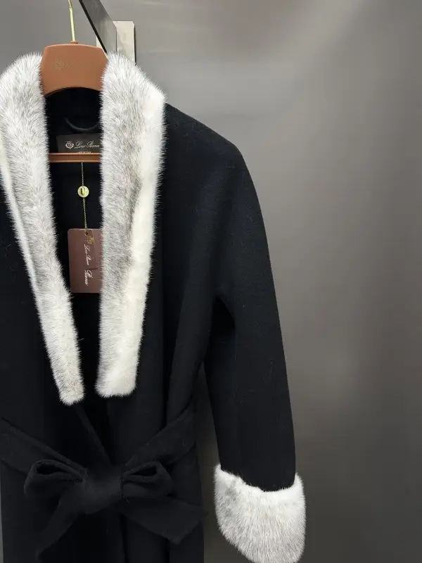 Loro Piana Cashmere women's coat from норковым fur — Photo 5