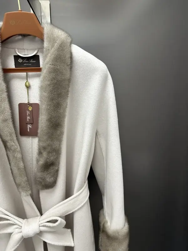 Loro Piana Cashmere women's coat from норковым fur — Photo 5