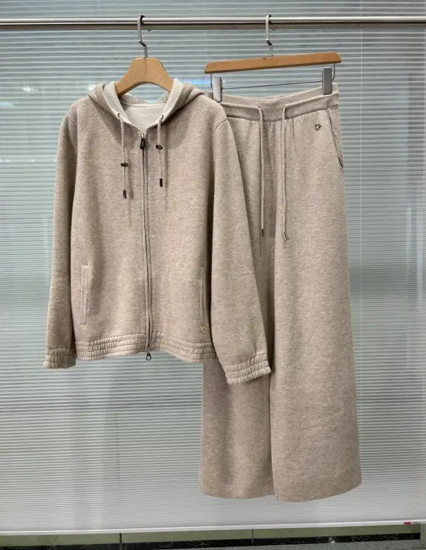 Loro Piana Costume cashmere female — Photo 3