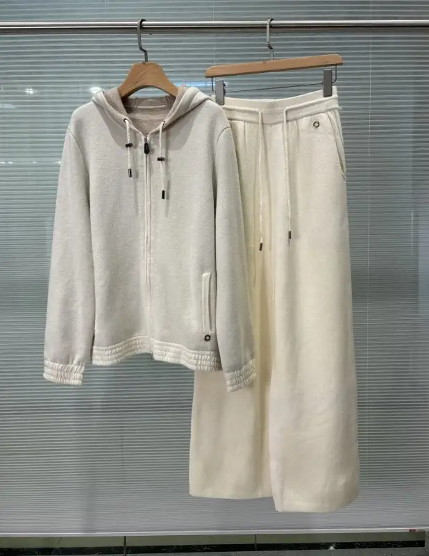 Loro Piana Costume cashmere female — Photo 4