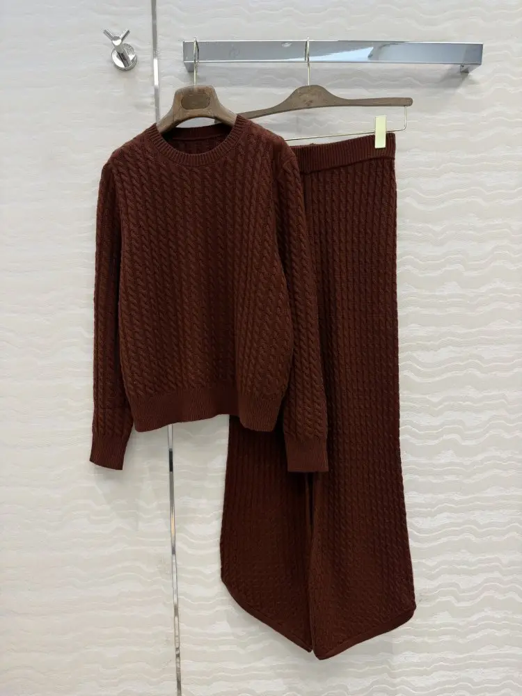 Elegant cashmere costume